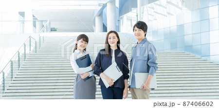 ビジネス　オフィスのビジネスパーソン3人のポートレート　バナーサイズ 87406602