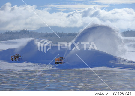 空港エプロンの除雪作業 空港エプロンの除雪作業 87406724