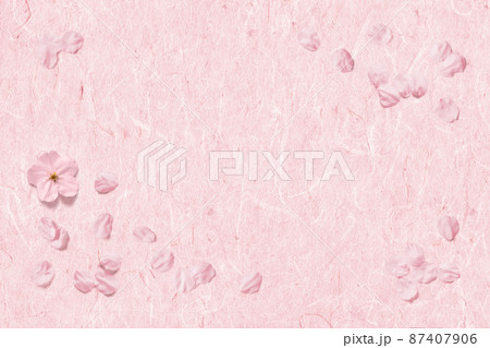 さくら色の手漉き和紙に舞い散る、桜の花びら 87407906