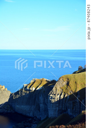 チキウ岬・灯台と太平洋の大海原 87408243