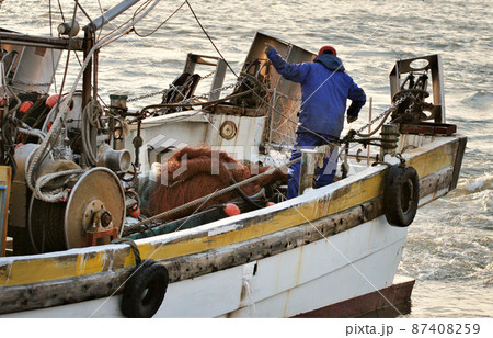 漁港の風景 網の点検 漁港の風景 網の点検 87408259