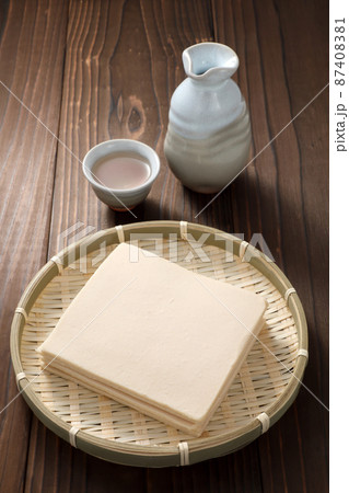 日本酒と酒粕 87408381