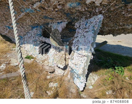 船底に蛎殻のついた小型漁船 船底に蛎殻のついた小型漁船 87408808