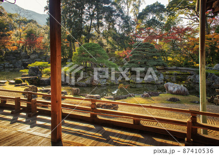 秋の京都、醍醐寺の三宝院庭園の風景 秋の京都、醍醐寺の三宝院庭園の風景 87410536