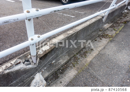 車がぶつかって変形したガードレールの写真。事故現場の写真。 車がぶつかって変形したガードレールの写真。事故現場の写真。 87410568