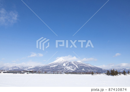 《福島県・猪苗代町》冬の磐梯山 87410874