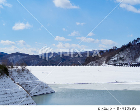 2月(冬) 降雪後の味噌川ダムと、一部が凍結した奥木曽湖 長野県 2月(冬) 降雪後の味噌川ダムと、一部が凍結した奥木曽湖 長野県 87410895