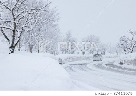 雪道 (山形県・寒河江市) 雪道 (山形県・寒河江市) 87411079