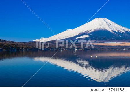 山中湖から眺める逆さ富士　冬景 87411384