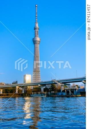 東京スカイツリーと隅田川 87411457
