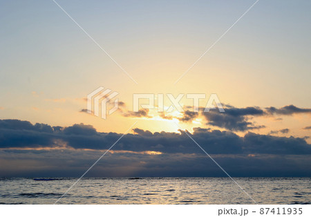 3月上旬　久慈浜海岸の日の出　茨城県日立市 87411935