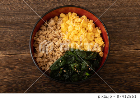 三色弁当　そぼろご飯 87412861