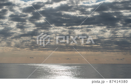 凪の海　海　凪　水平線　美しい　絶景　風景　船　太平洋　常陸　日本　茨城　 87414380