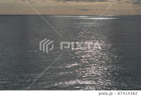 凪の海　海　凪　水平線　美しい　絶景　風景　船　太平洋　常陸　日本　茨城　 87414382