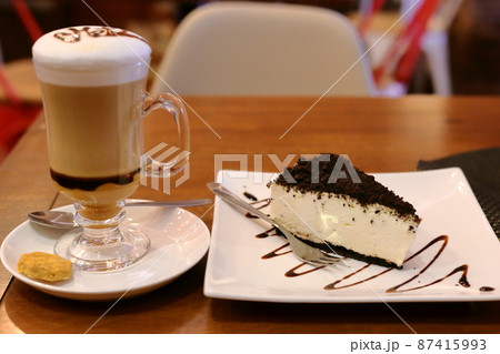 南米のカフェでカプチーノとチーズケーキのセット 87415993