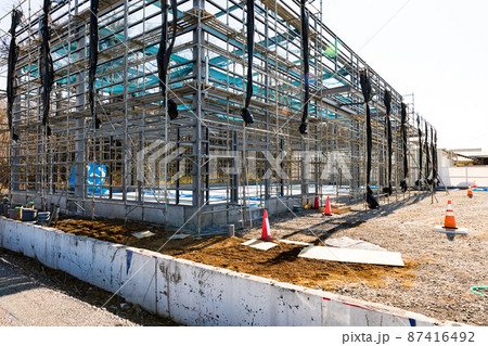 建設工事現場　クサビ式足場 87416492