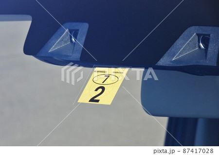フロントガラスに貼られた軽自動車の車検ラベル 87417028