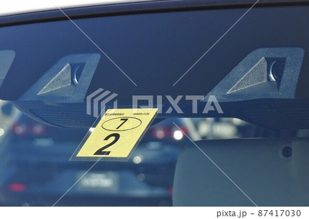 フロントガラスに貼られた軽自動車の車検ラベル　令和表記 87417030