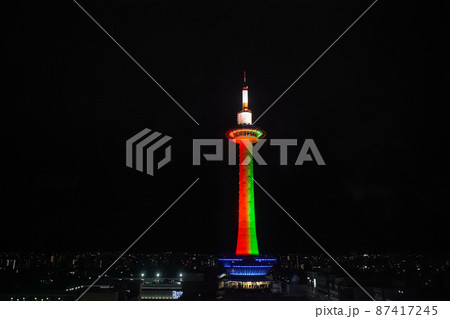 クリスマスライトアップされた京都タワー 87417245