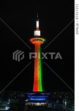 クリスマスライトアップされた京都タワー 87417251