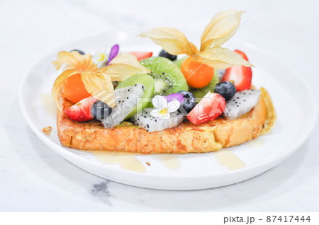 toast or French toast with fruit 87417444