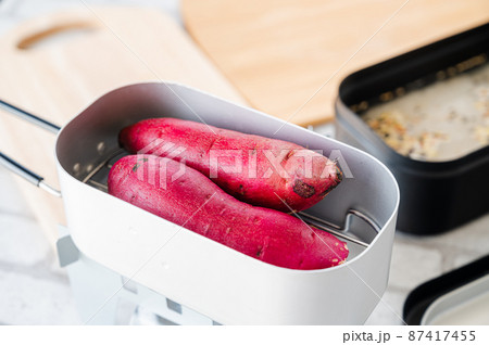 メスティンで蒸す前のサツマイモ 87417455
