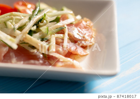 マグロとアボカドのカルパッチョ サラダ 87418017