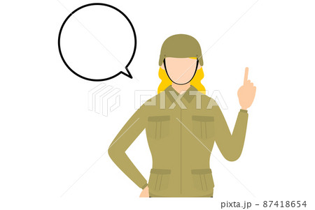 女性兵士のポーズ、指さししながら話す 87418654