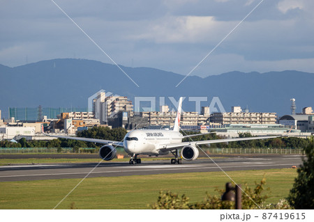 大阪空港を離陸する旅客機・日本航空・A350 大阪空港を離陸する旅客機・日本航空・A350 87419615