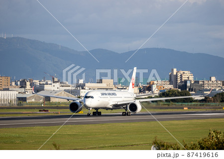 大阪空港を離陸する旅客機・日本航空・A350 87419616