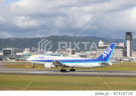 大阪空港を離陸する旅客機・全日空・ボーイング767 大阪空港を離陸する旅客機・全日空・ボーイング767 87419719
