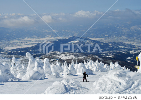 山形蔵王 樹氷原スキーコースと上山盆地の眺望 山形蔵王 樹氷原スキーコースと上山盆地の眺望 87422536