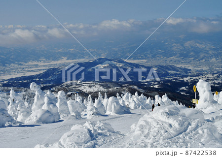 山形蔵王　樹氷原スキーコースと上山盆地の眺望 87422538