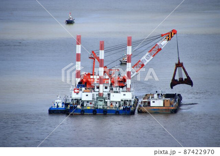 船舶の安全航行を下支えする浚渫工事・浚渫船 87422970