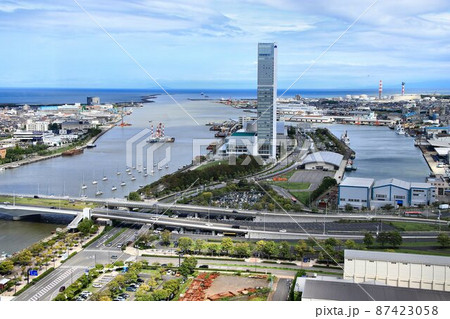 新潟西港と新潟市のシンボル『朱鷺メッセ』 87423058