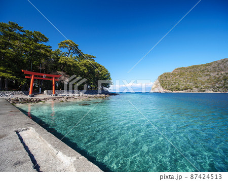 春の青空と美しい静岡県沼津市戸田の海 諸口神社の鳥居 春の青空と美しい静岡県沼津市戸田の海 諸口神社の鳥居 87424513