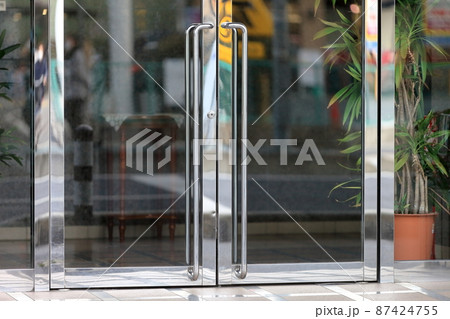 ステンレス鏡面仕上げの扉　イメージ 87424755