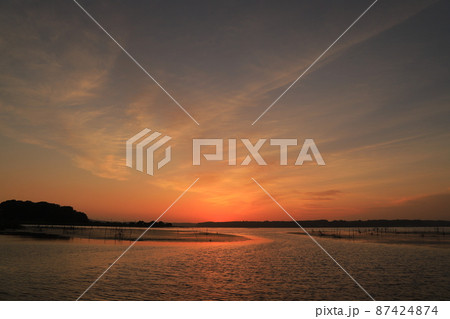 印旛沼の朝焼けの風景 87424874