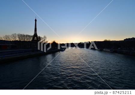 フランス・パリ、夕暮れ時のセーヌ川とエッフェル塔、2022年2月27日撮影。 87425211