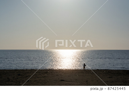 太陽を反射して輝く海 87425445