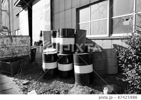 工場の片隅に置かれたドラム缶 87425986