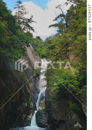 昇仙峡の見所の仙蛾滝は、鋭い岩場を落ちて流れ激しく水しぶきを上げてマイナスイオン 昇仙峡の見所の仙蛾滝は、鋭い岩場を落ちて流れ激しく水しぶきを上げてマイナスイオン 87426437