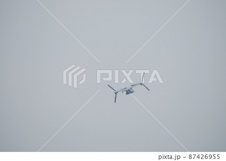 飛行中のMV-22 オスプレイの遠影 飛行中のMV-22 オスプレイの遠影 87426955