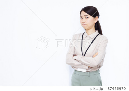 怒っている30代のビジネスウーマン 怒っている30代のビジネスウーマン 87426970