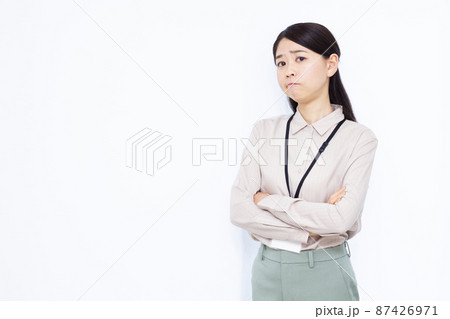 怒っている30代のビジネスウーマン 怒っている30代のビジネスウーマン 87426971