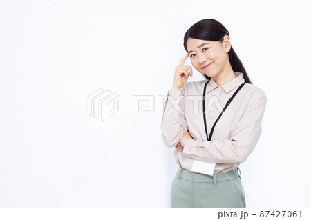 笑顔で考えている30代のビジネスウーマン 笑顔で考えている30代のビジネスウーマン 87427061