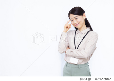 笑顔で考えている30代のビジネスウーマン 笑顔で考えている30代のビジネスウーマン 87427062