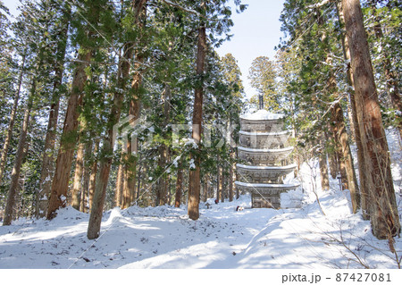 光を受け白く輝く羽黒山五重塔冬景色　山形県 87427081