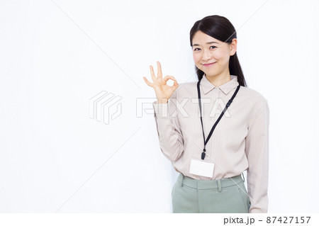 OKサインをしている30代のビジネスウーマン OKサインをしている30代のビジネスウーマン 87427157
