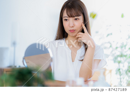 肌トラブルに悩む女性 87427189
